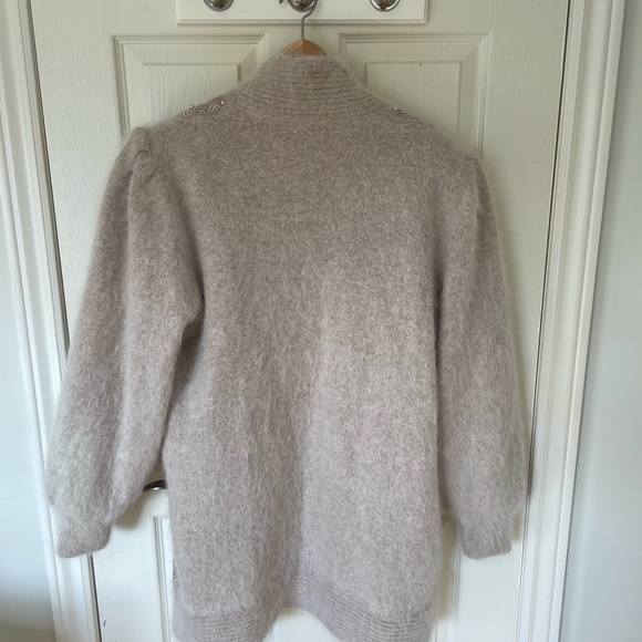 Vintage heavy weight cardigan. Embroidery and pearl detailing around the garment - Picture 2 of 6